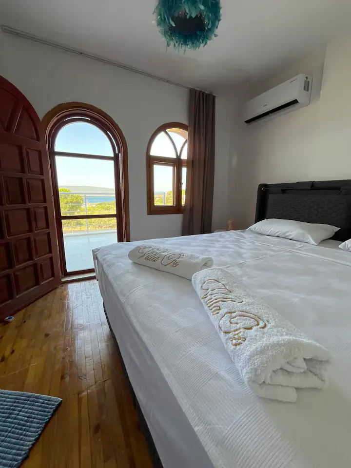 Villa Öz living room with fireplace